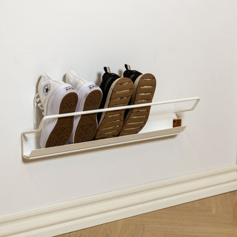 Hvid Valde skohylde med et enkelt og minimalistisk design til entréen.