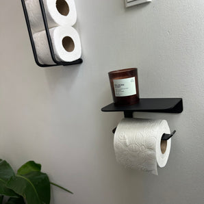Holder til toiletpapir med hylde, sort 