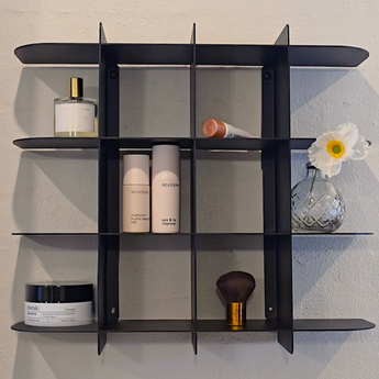 sort vægreol med små rum, til badeværelset til f.eks. parfumer, makeup mm. 
