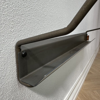 Valde skohylde 72 cm i rustik/grålig farve med en lille Noovall læder etiket.