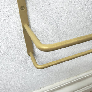Væghængt guld skohylde fra Noovall